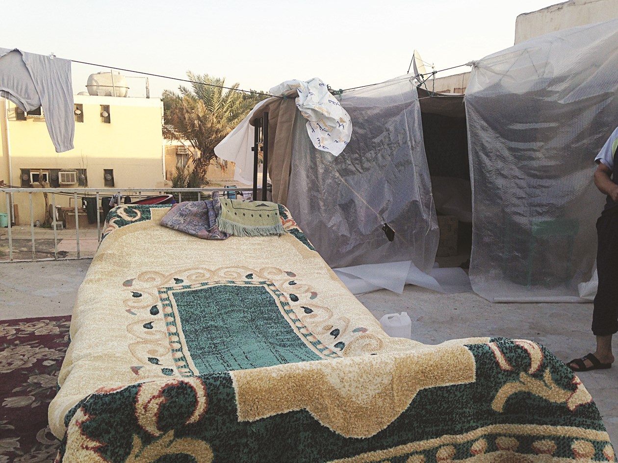 خيمة وسرير على السطح