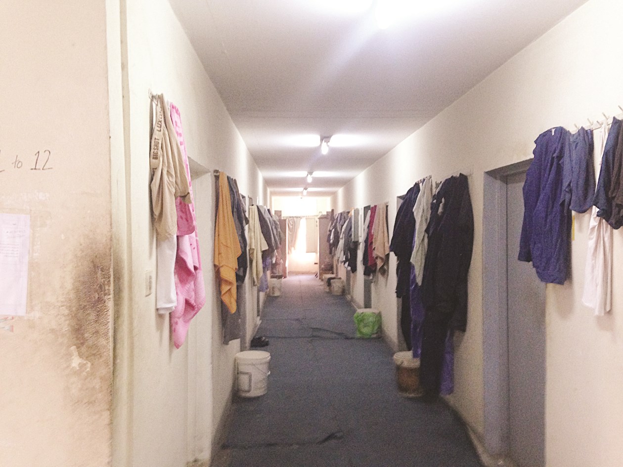 ممر تحول إلى مناشر للغسيل