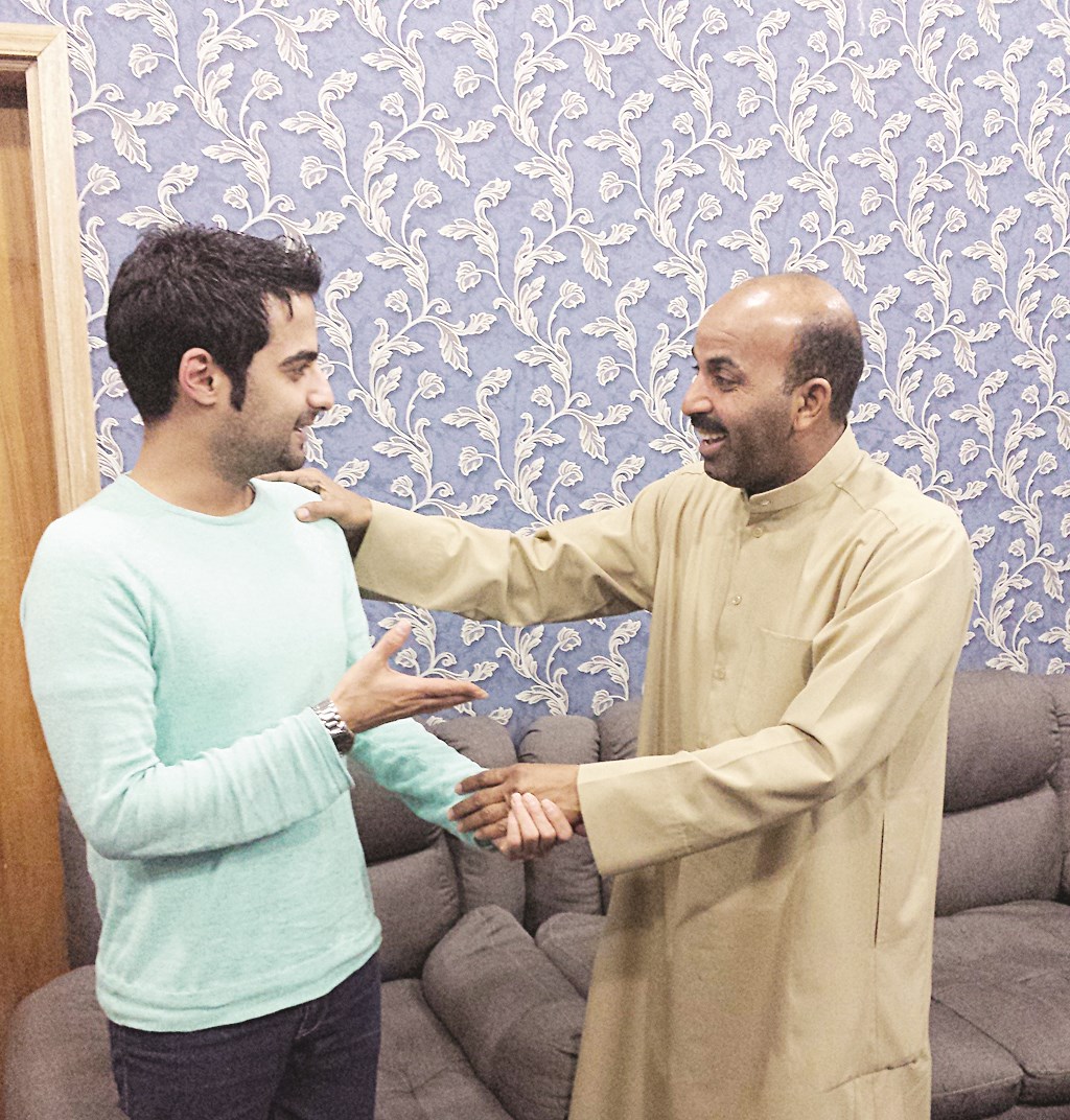 طارق يتحدث للزميل حمود العنزي