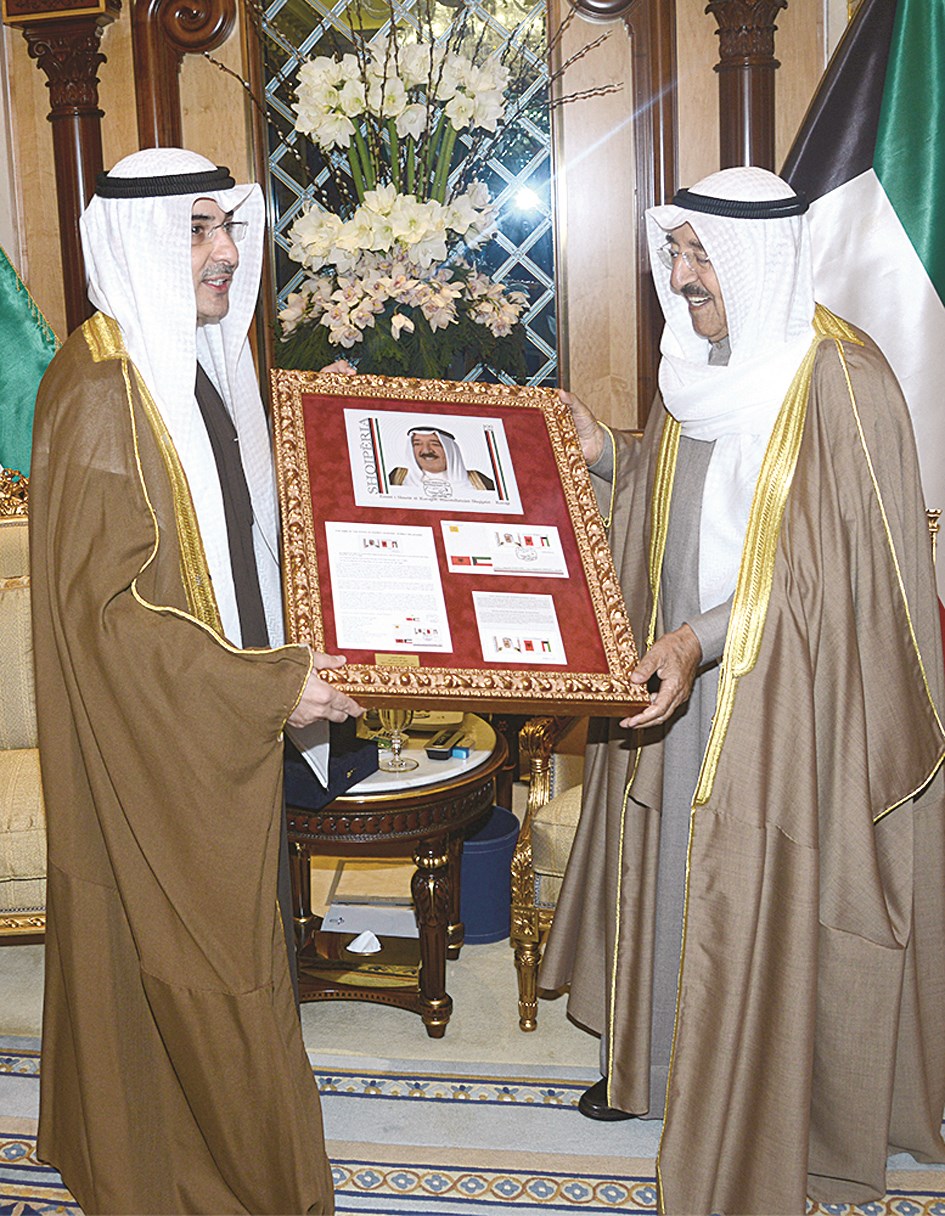 سموه يتسلم من البدر الإصدار البريدي الألباني