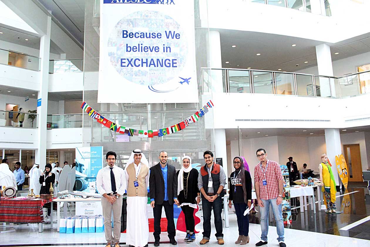 أحمد المطوّع متوسطاً أعضاء منظمة آيزك الكويت      ( تصوير كرم ذياب)