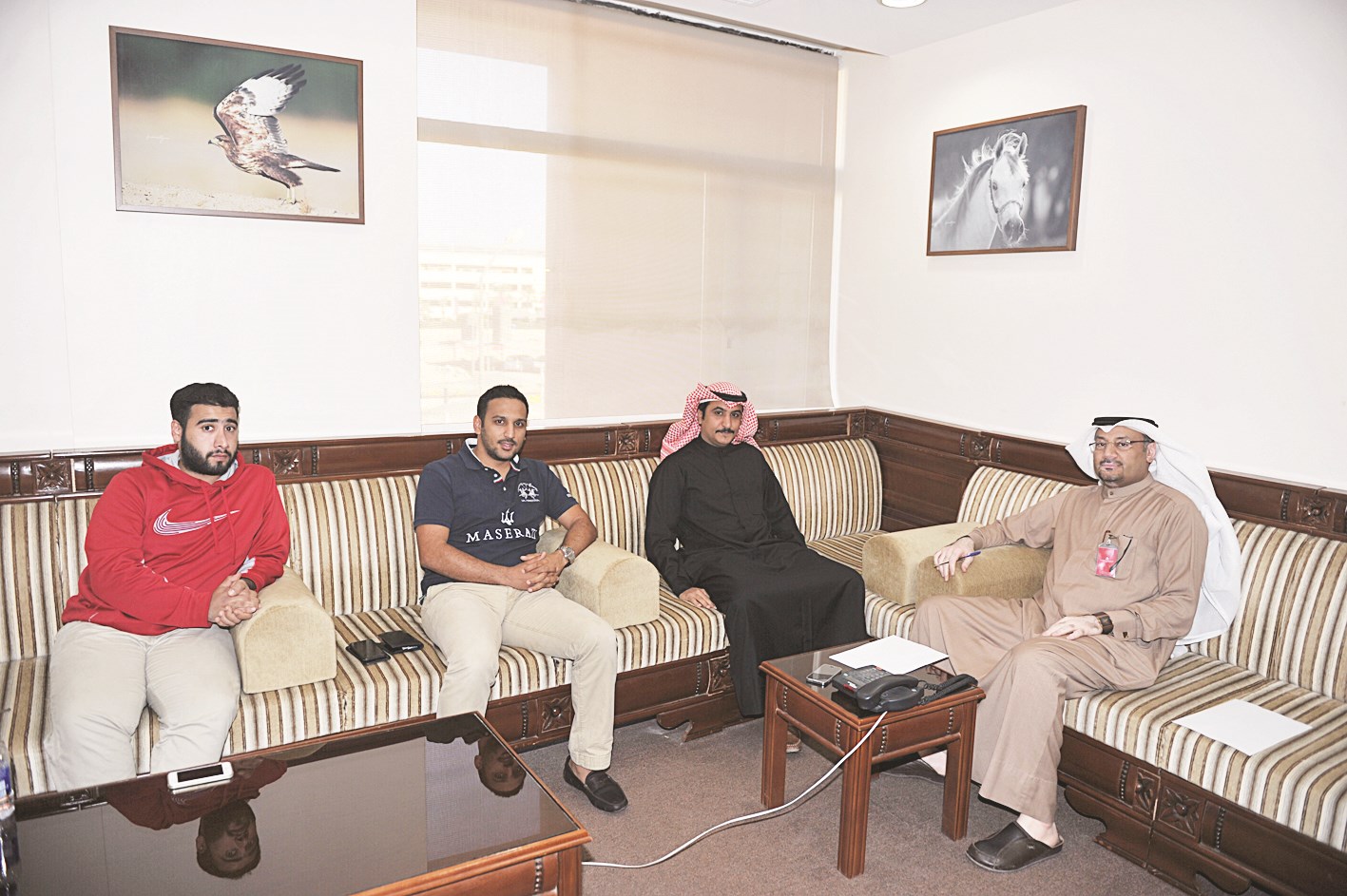 أعضاء حملة «حلول» في ديوانية «الراي» يتحدثون للزميل ناصر الفرحان (تصوير نور هنداوي)