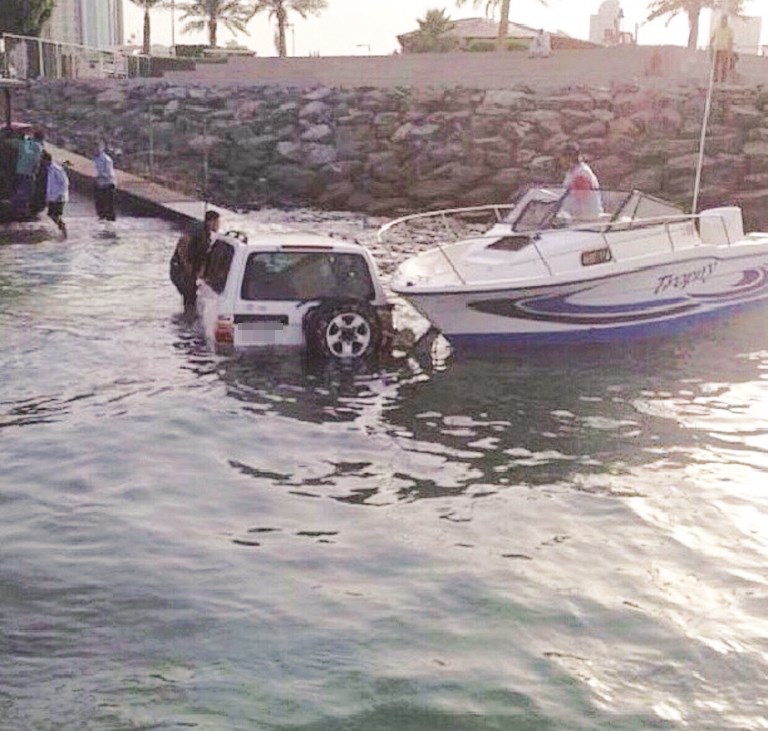 محاولة لسحب الطراد بالسيارة ... والنتيجة معاناة