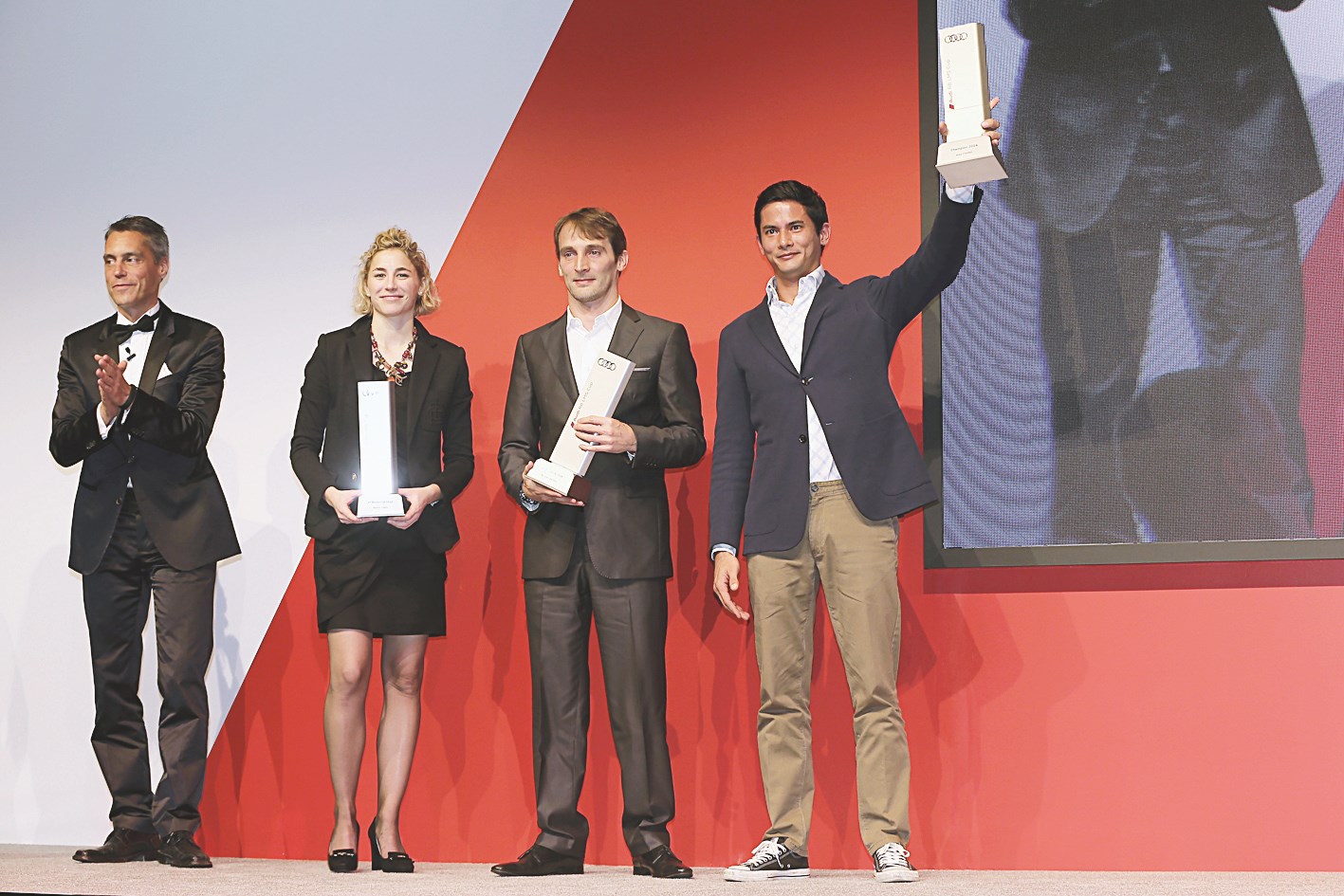 يونغ يرفع كأس البطولة