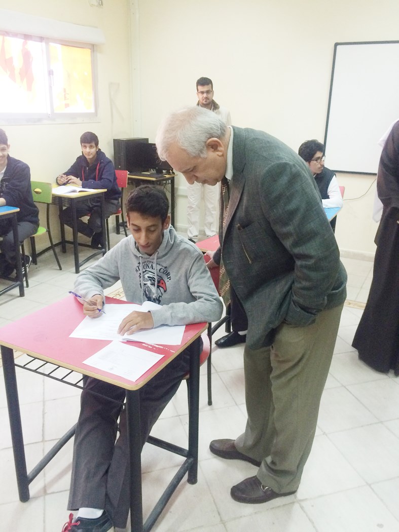 ... ويستفسر من أحد الطلبة عن مستوى الامتحان   (تصوير نايف العقلة) )