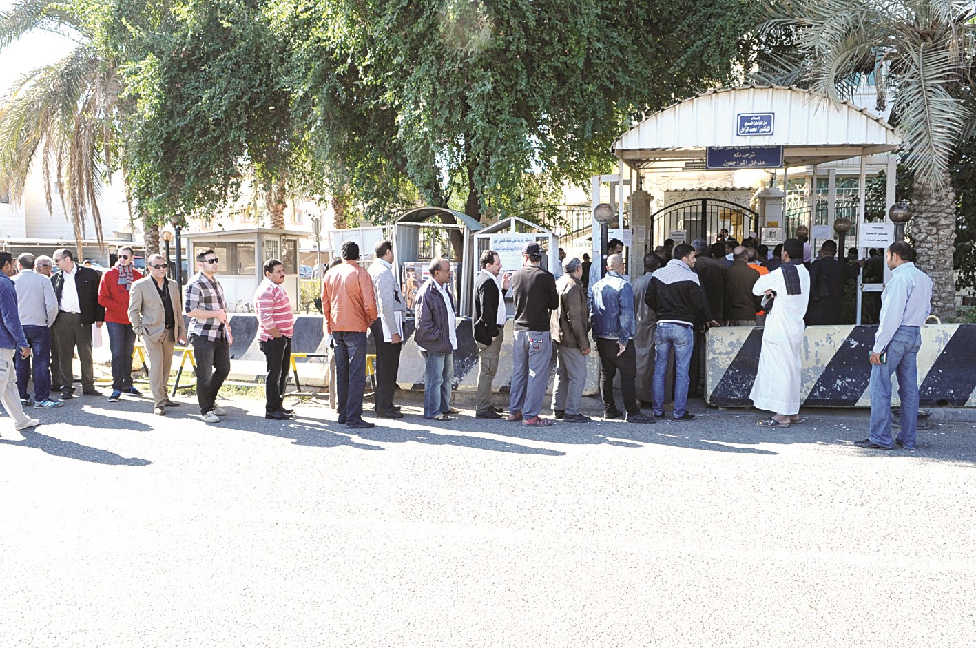 طابور لم يكتب له الوصول إلى الداخل           (تصوير كرم ذياب)