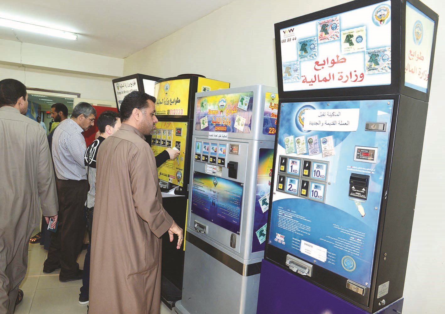 زحام على ماكينات بيع الطوابع