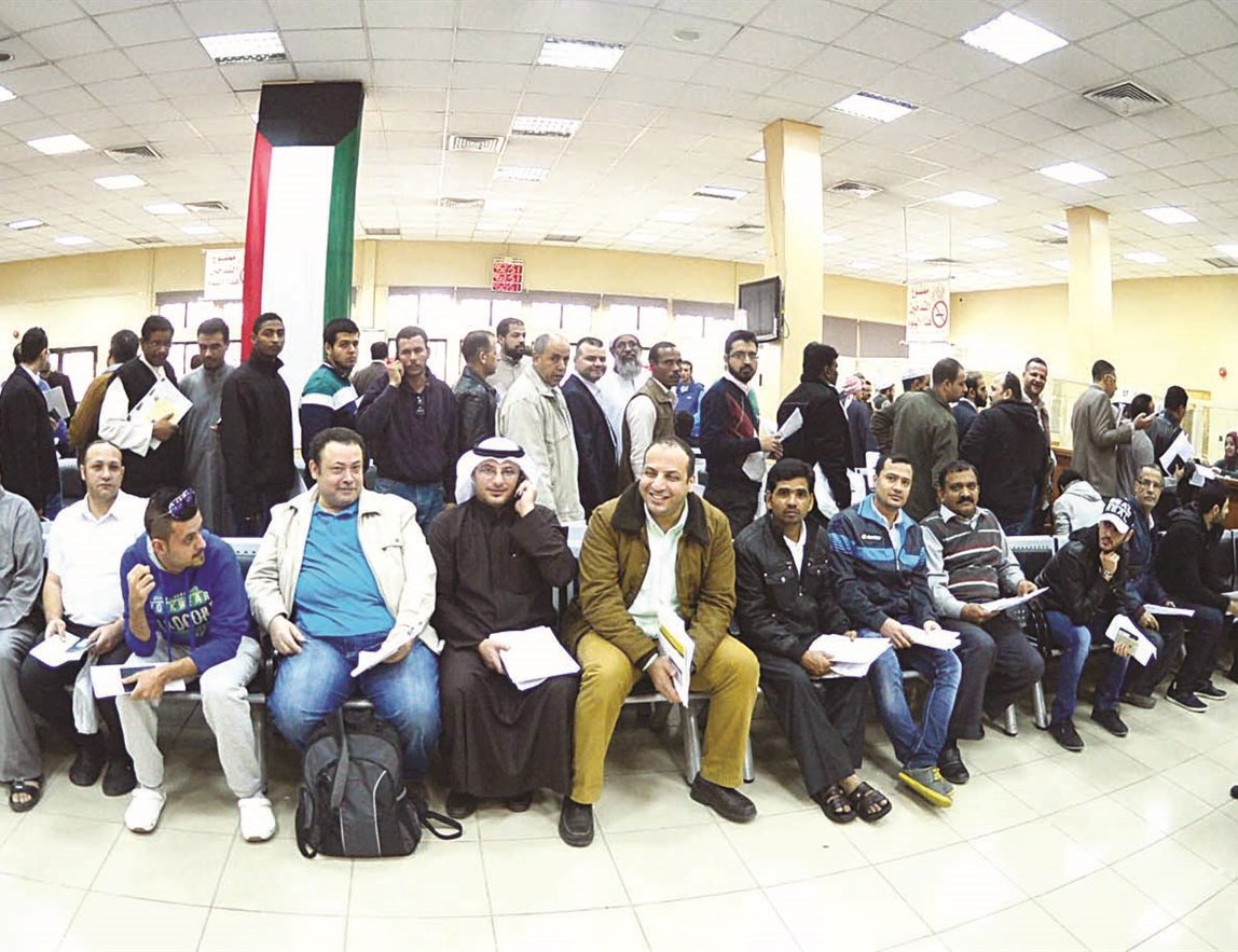 المئات من الوافدين في انتظار دورهم لدفع الغرامات