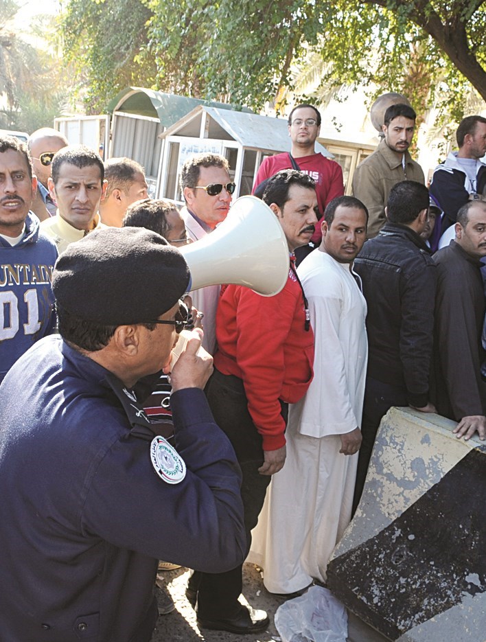 الامن الكويتي يطلب من المتظاهرين امام القنصلية المصرية التقيد بالنظام (تصوير كرم ذياب)
