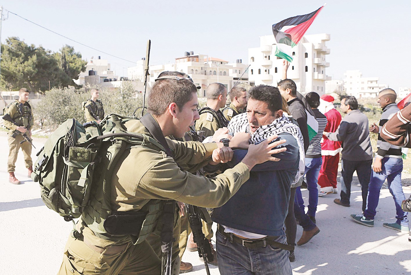 u062cu0646u0648u062f u0627u0633u0631u0627u0626u064au0644u064au0648u0646 u064au0641u0631u0651u0642u0648u0646 u062au0638u0627u0647u0631u0629 u0636u062f u0627u0644u0627u0633u062au064au0637u0627u0646 u0642u0631u0628 u0628u064au062a u0644u062du0645 ( u0627 u0641 u0628)