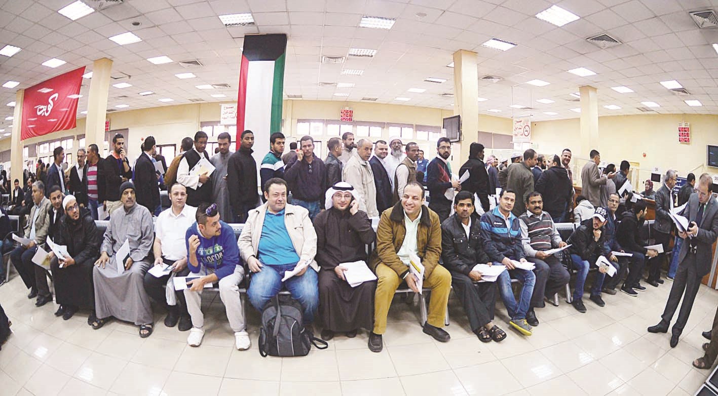 الزحام في جوازات حولي.. طابور وقوفا وآخر جلوسا (تصوير موسى عياش)