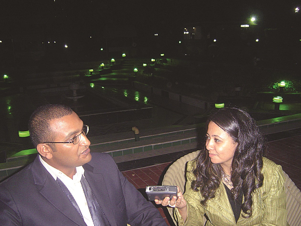 نجيب الحفيد متحدثاً إلى الزميلة نعمات مجدي