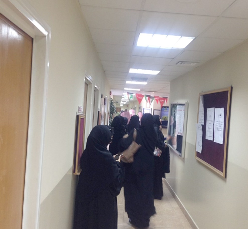 طالبات يبحثن عن الدرجات