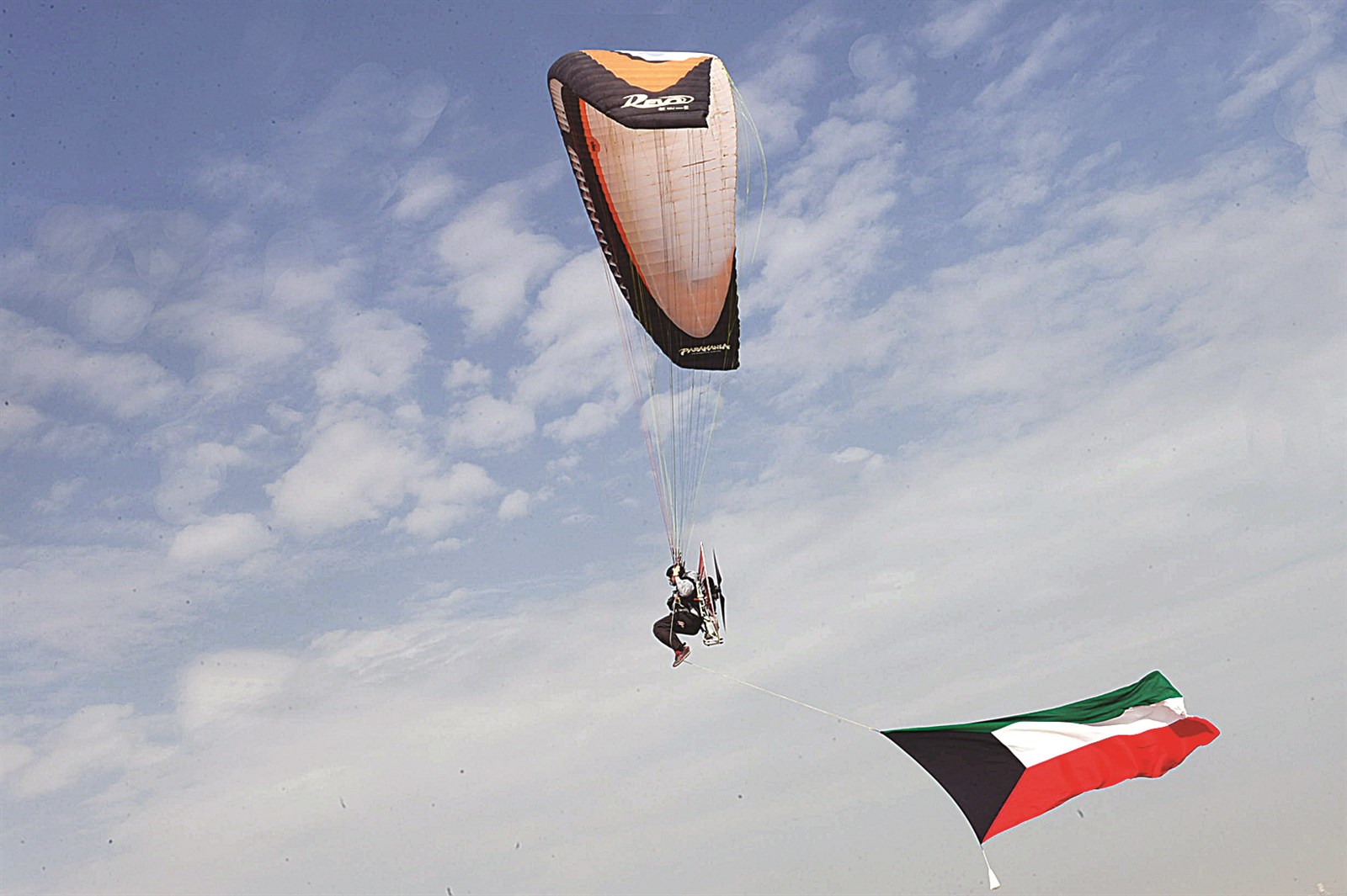 علم الكويت يرفرف مع الطيران الشراعي