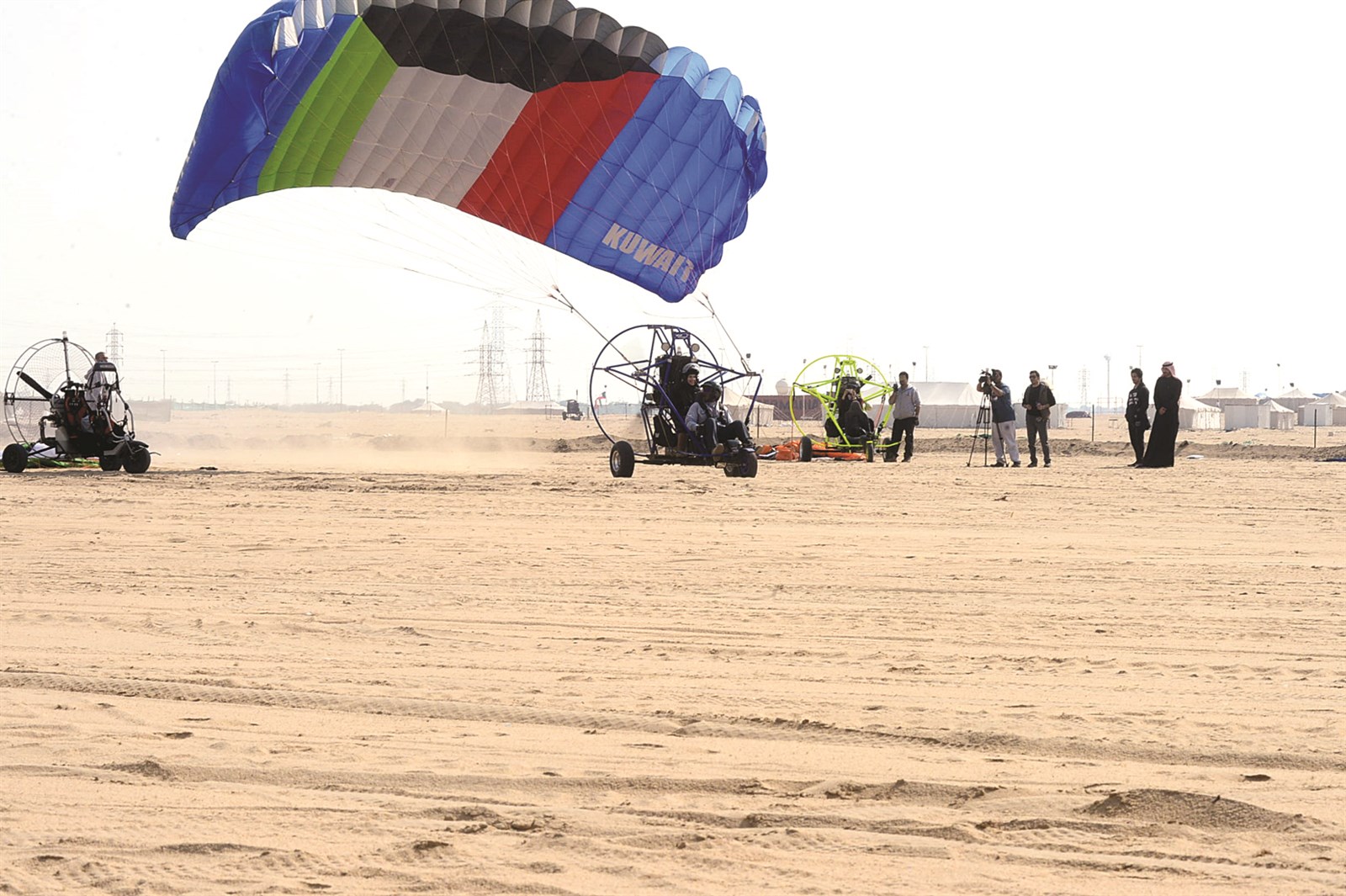 طائرة شراعية بألوان علم الكويت