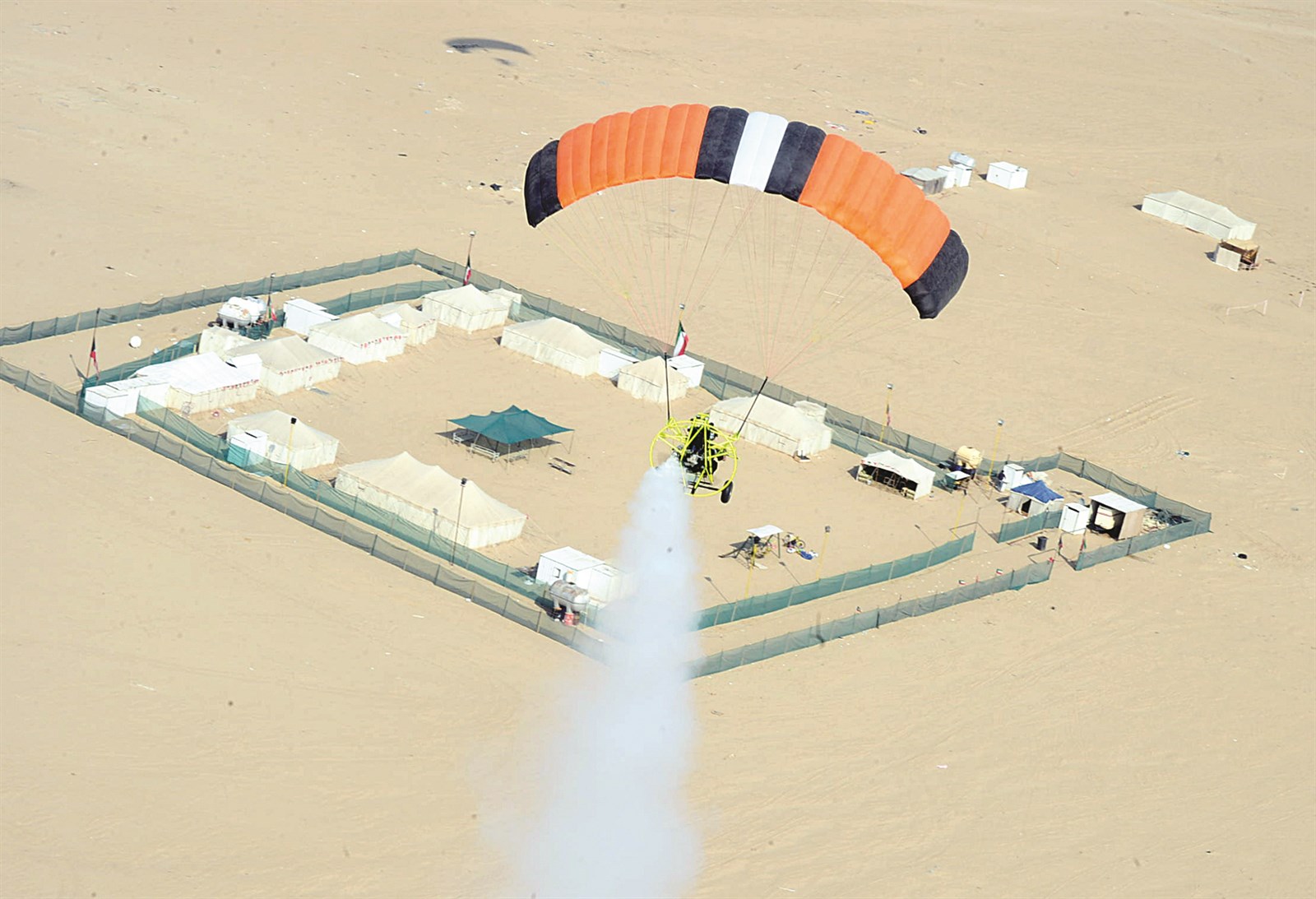 طائرة... ومخيم