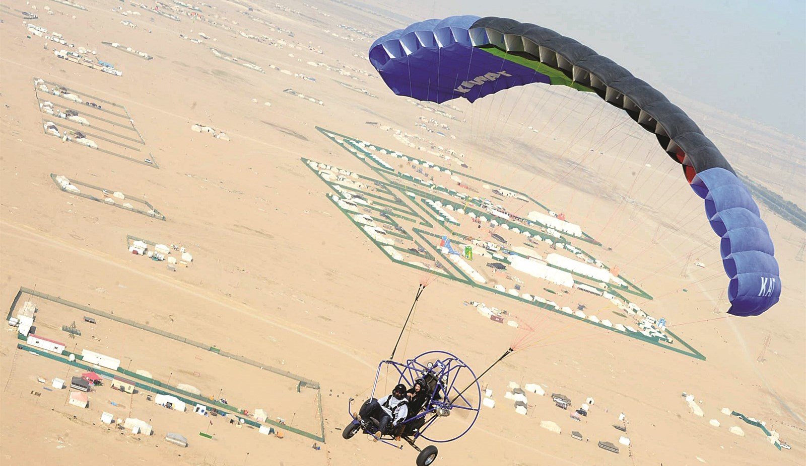 u0637u0627u0626u0631u0629 u0634u0631u0627u0639u064au0629 u062au062du0644u0651u0642 u0628u0623u0644u0648u0627u0646u0647u0627 u0641u0648u0642 u0645u062eu064au0645u0627u062a u0627u0644u0628u0631 (u062au0635u0648u064au0631 u0623u0633u0639u062f u0639u0628u062fu0627u0644u0644u0647)