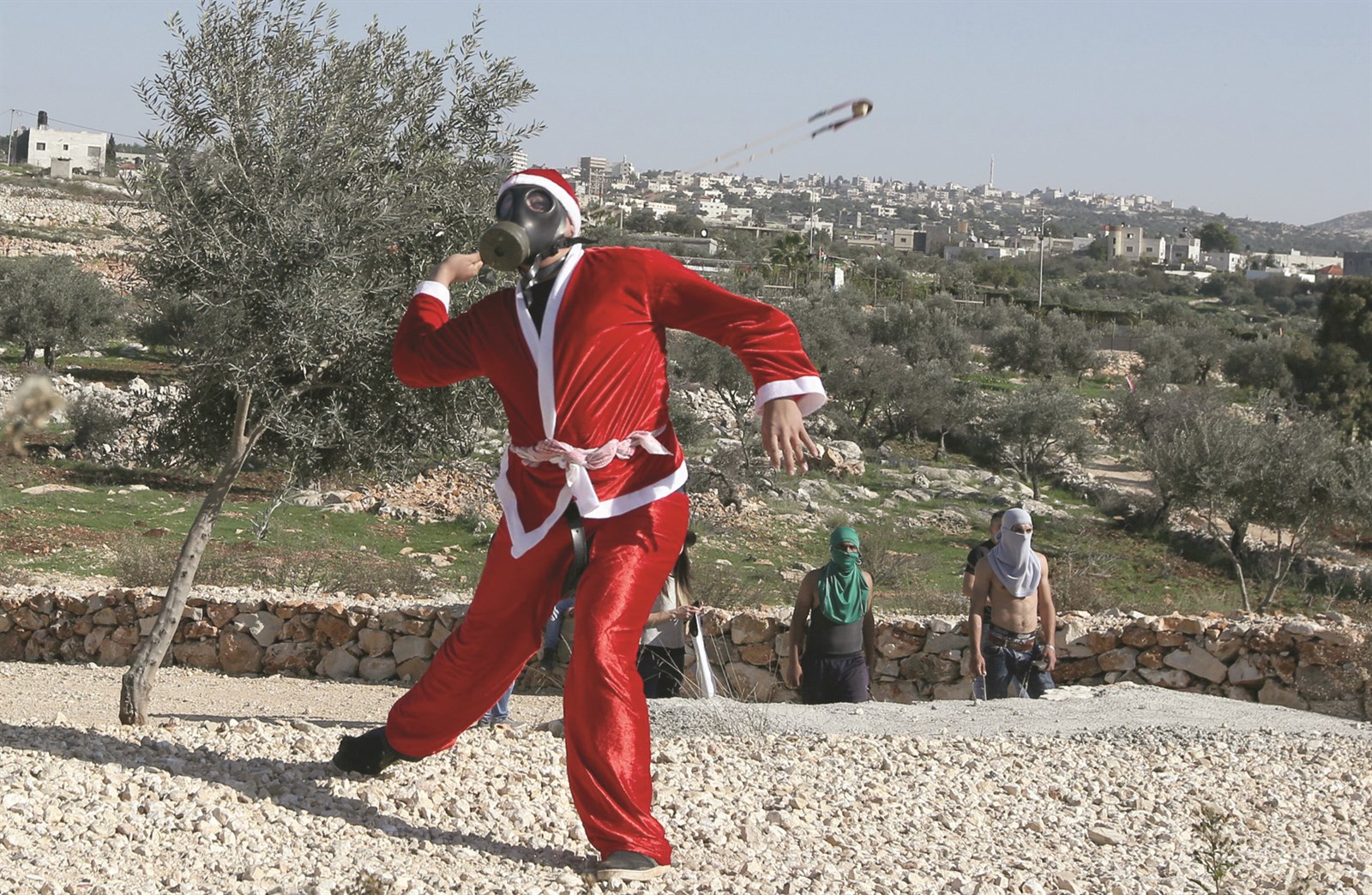 u0641u0644u0633u0637u064au0646u064a u064au0631u062au062fu064a u0632u064a u00abu0628u0627u0628u0627 u0646u0648u064au0644u00bb u064au0642u0630u0641 u062du062cu0631u0627u064b u0628u0645u0642u0644u0627u0639u0647 u0639u0644u0649 u062cu0646u0648u062f u0625u0633u0631u0627u0626u064au0644u064au064au0646 u0641u064a u0627u0644u0636u0641u0629 u0627u0644u063au0631u0628u064au0629 ( u0627 u0641 u0628)