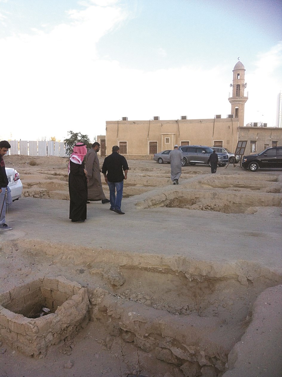 بعض المصلين في طريقهم إلى مسجد البحارنة