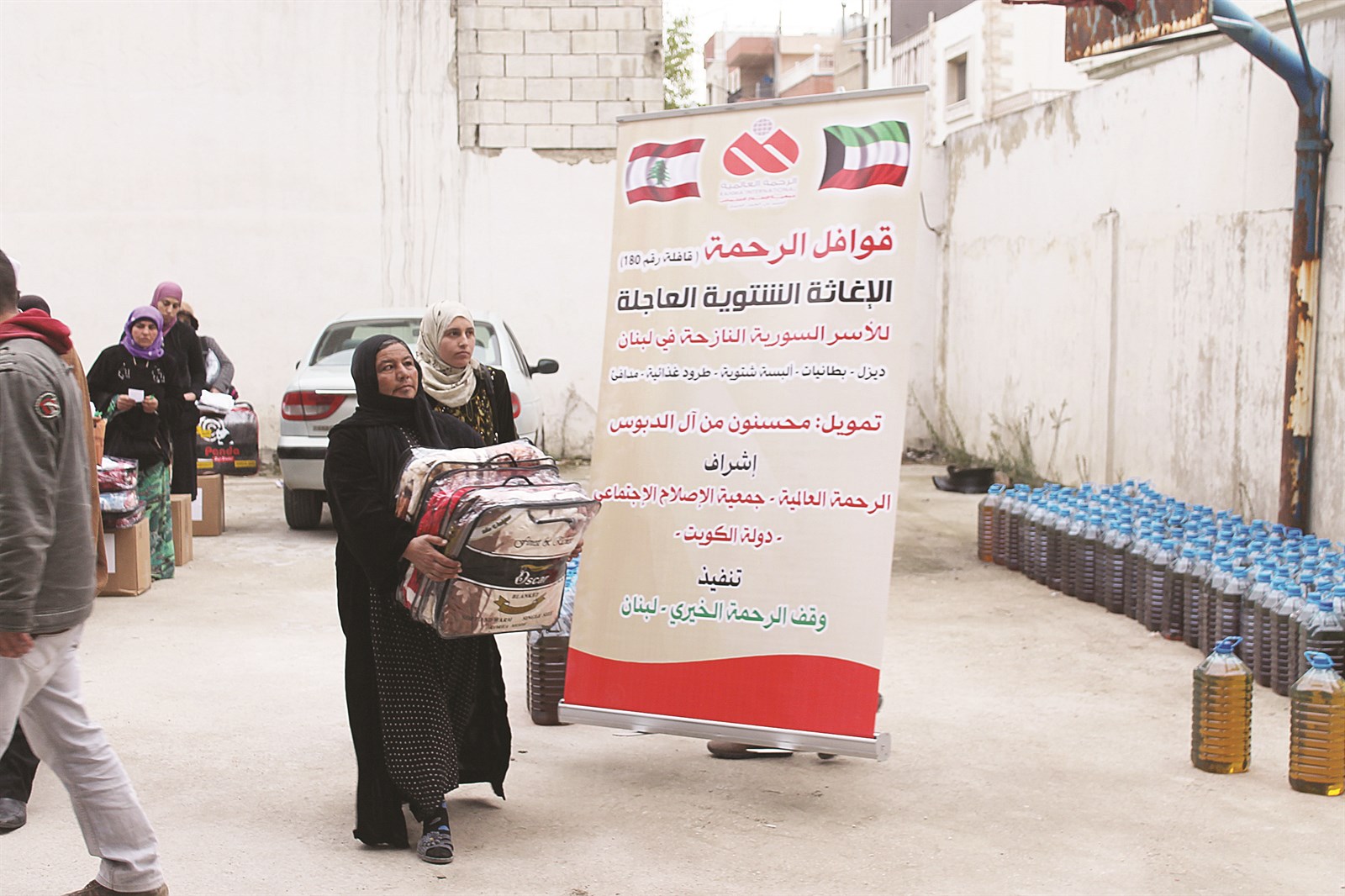 قوافل الإغاثة الكويتية تواصل تقديم المساعدات للنازحين