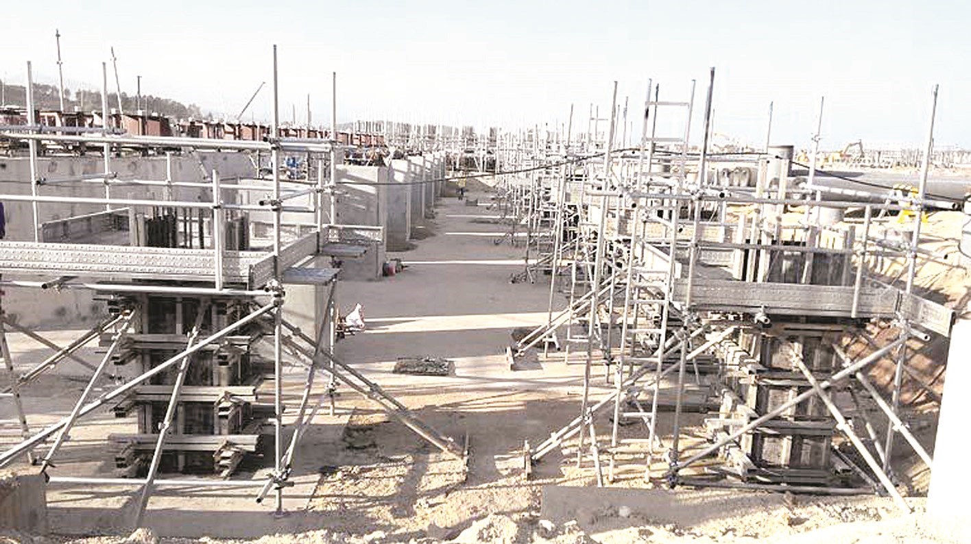 القاعدة الخرسانية لأحد مراسي المشتقات البترولية