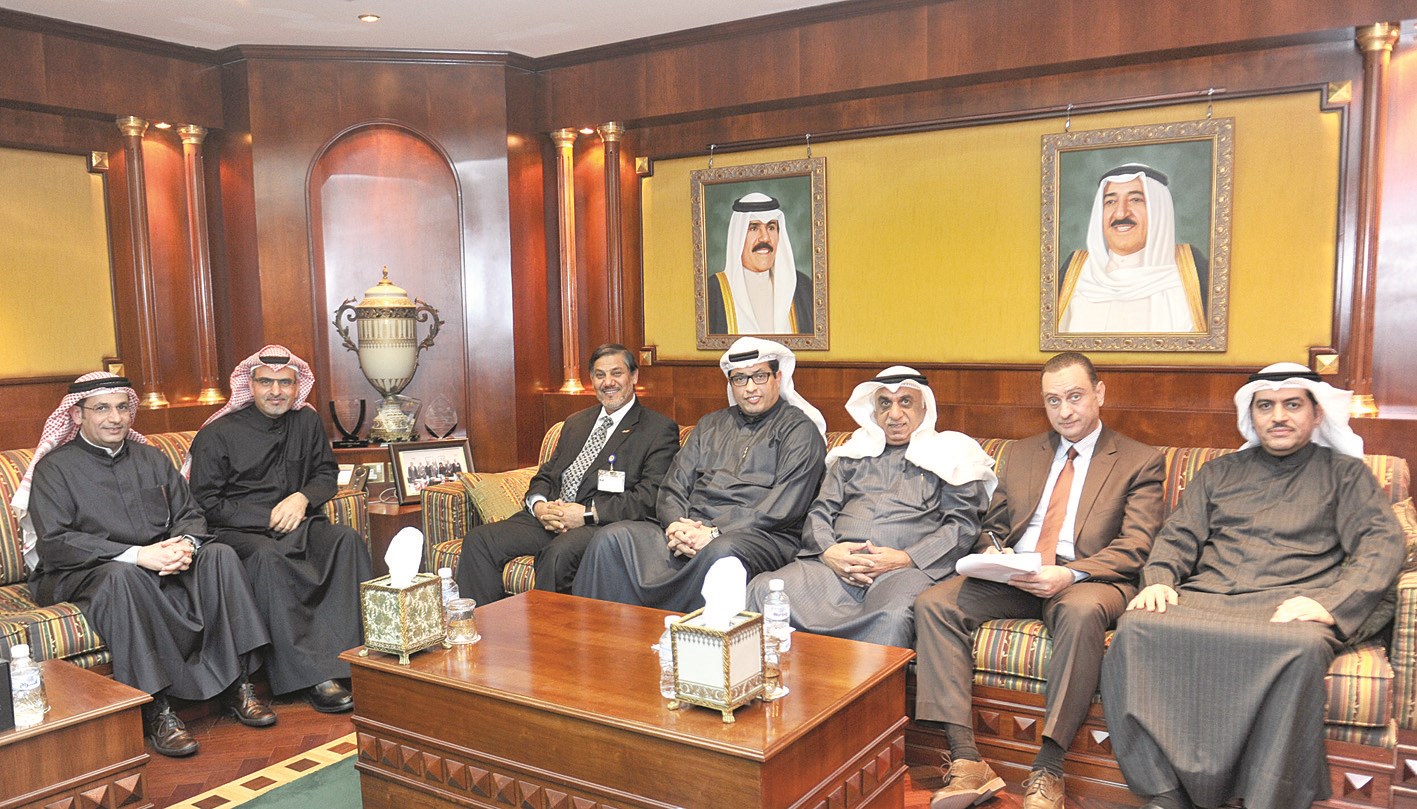 الزميل إيهاب حشيش مع مسؤولي مصفاة فيتنام (تصوير جاسم بارون)