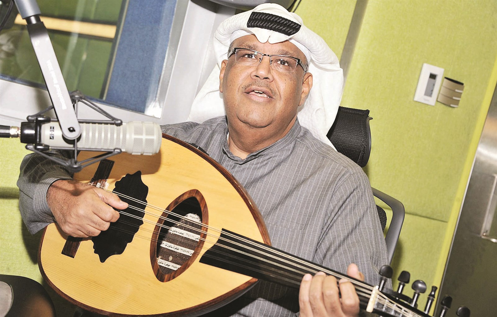 يقدم إحدى أغانيه