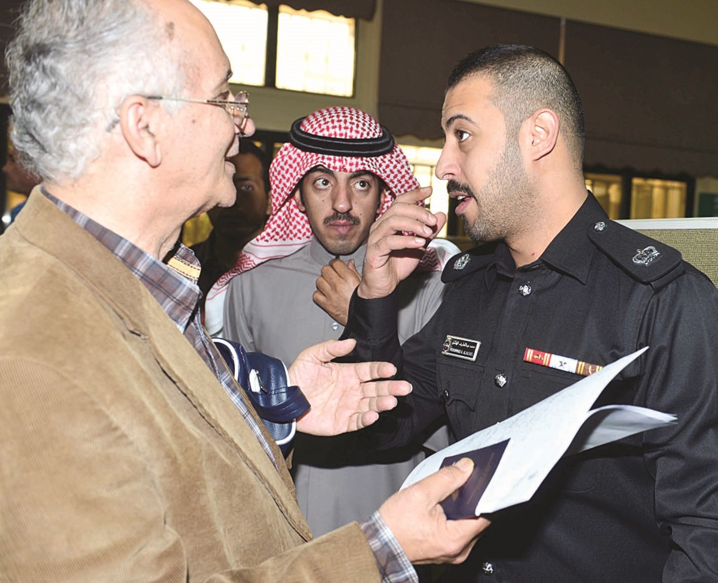 الرائد محمد الهاشل في جوازات حولي يتحدث الى أحد المراجعين