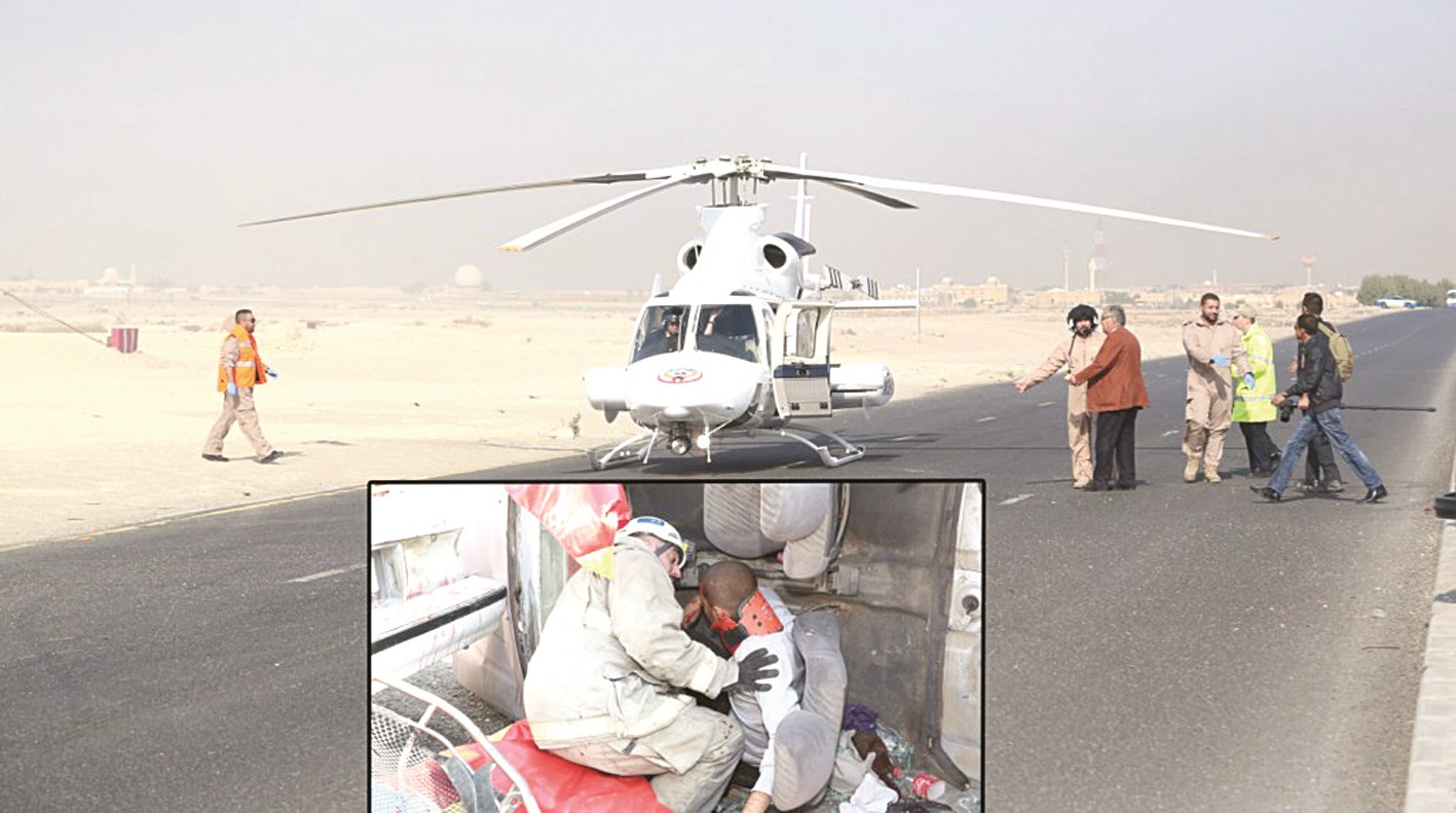 طائرة عمودية تنقل أحد المصابين