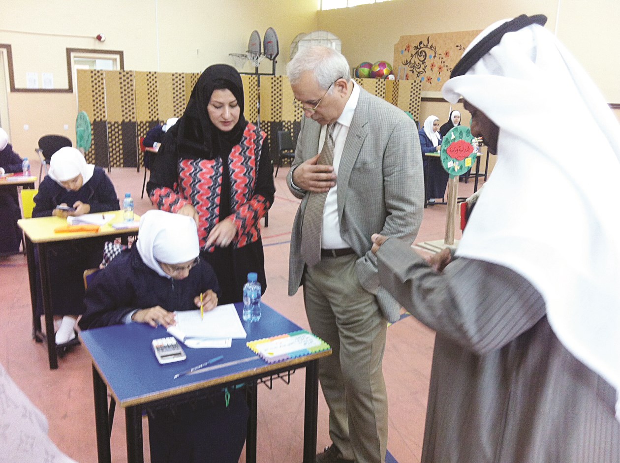 ... ويستمع إلى شرح عن طبيعة الاختبار