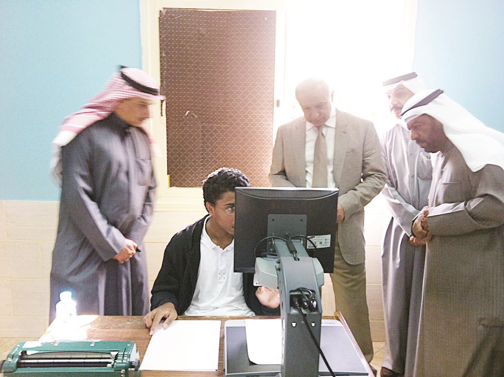 ... ويتابع اختبار طالب على جهاز حاسوب