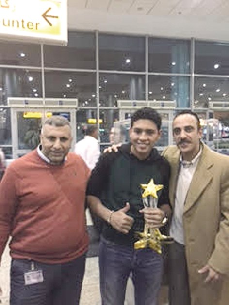 نجم «ستار أكاديمي» يحمل جائزة البرنامج