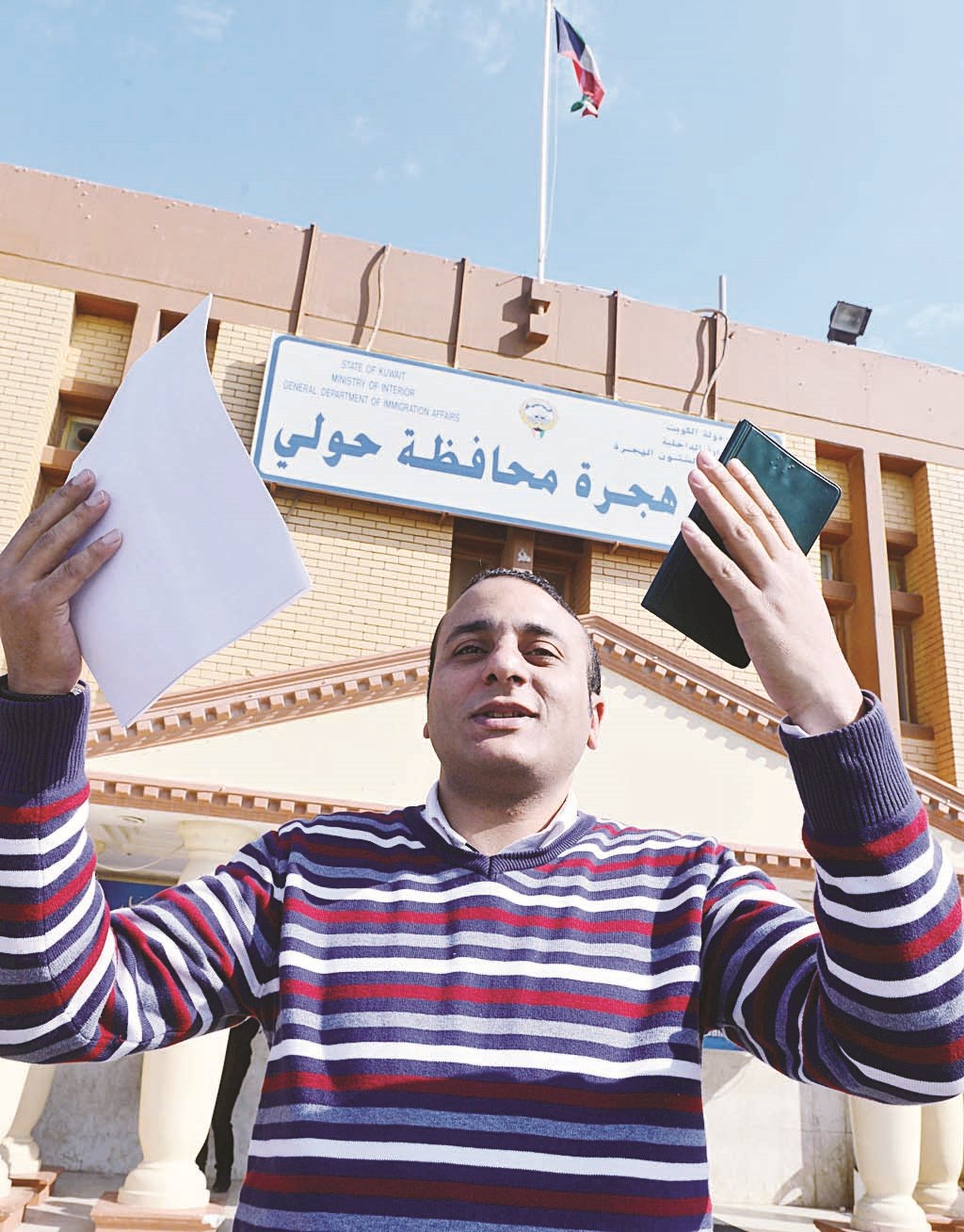 أحد الوافدين سعيد بإنجاز معاملته