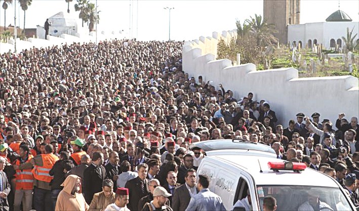 الآلاف يشيعون وزير الدولة المغربي بعد مقتله في حادث قطار