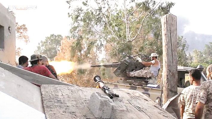 ميليشيات تابعة لـ «فجر ليبيا» خلال اشتباكات جنوب شرقي طرابلس