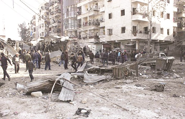 سوريون في مكان تفجير في حلب