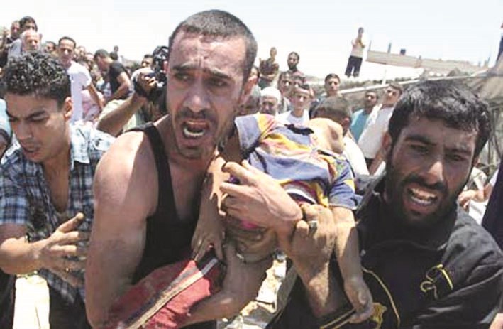 فلسطينيون يشيِّعون طفلاً قتل في غارة إسرائيلية