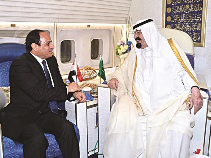 خادم الحرمين الشريفين يعقد اجتماعاً مع السيسي داخل طائرة خلال توقفه في مطار القاهرة