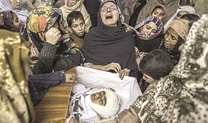 جثمان أحد الطلاب الذين قتلوا في هجوم لـ «طالبان» على مدرسة تابعة للجيش الباكستاني في بيشاور