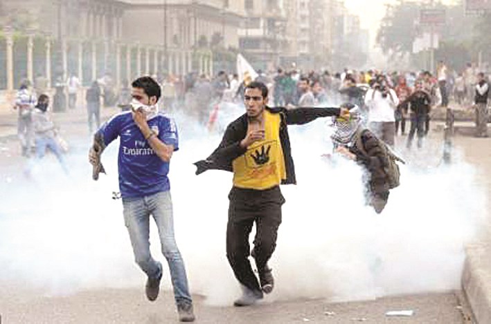 أنصار مرسي يفرون من الغاز المسيل للدموع قرب ميدان رابعة العدوية