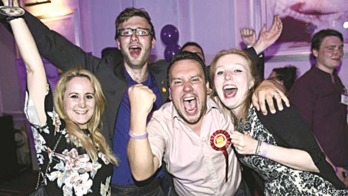 الأسكوتلنديون يحتفلون بعد استفتاء رفض الاستقلال عن بريطانيا