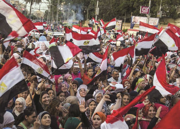 احتفالات أمام قصر الاتحادية بإعلان فوز السيسي في انتخابات الرئاسة