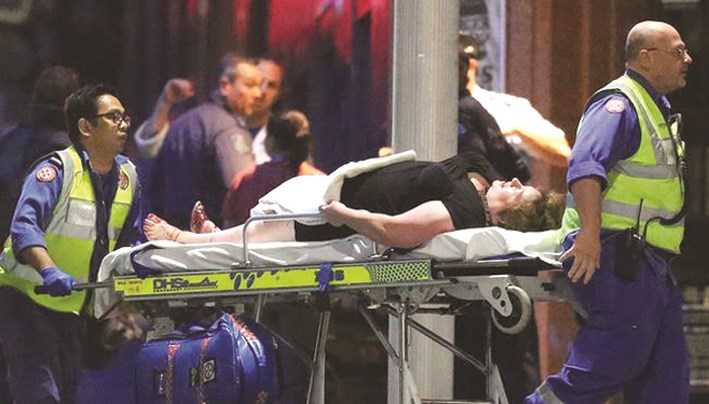 امرأة مصابة بجروح بعد عملية تحرير رهائن احتجزهم إيراني في مقهى في سيدني