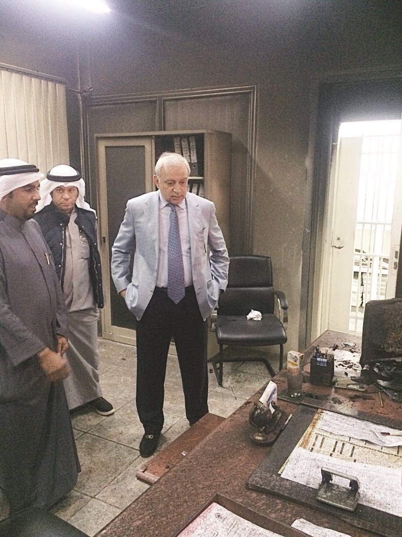 ... ويجول في المكتب المحترق