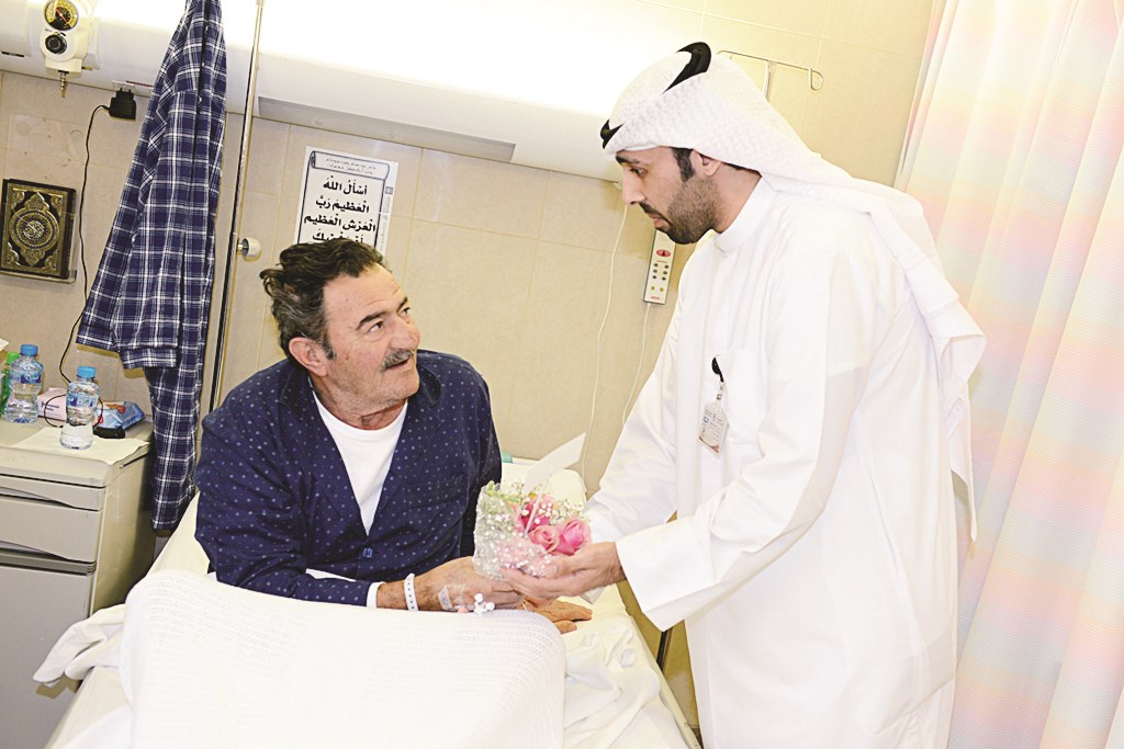 u0645u0648u0638u0641 u0645u0646 u00abu0639u0644u0627u0642u0627u062au00bb u062du0648u0644u064a u064au0642u062fu0645 u0647u062fu064au0629 u0644u0623u062du062f u0627u0644u0645u0631u0636u0649