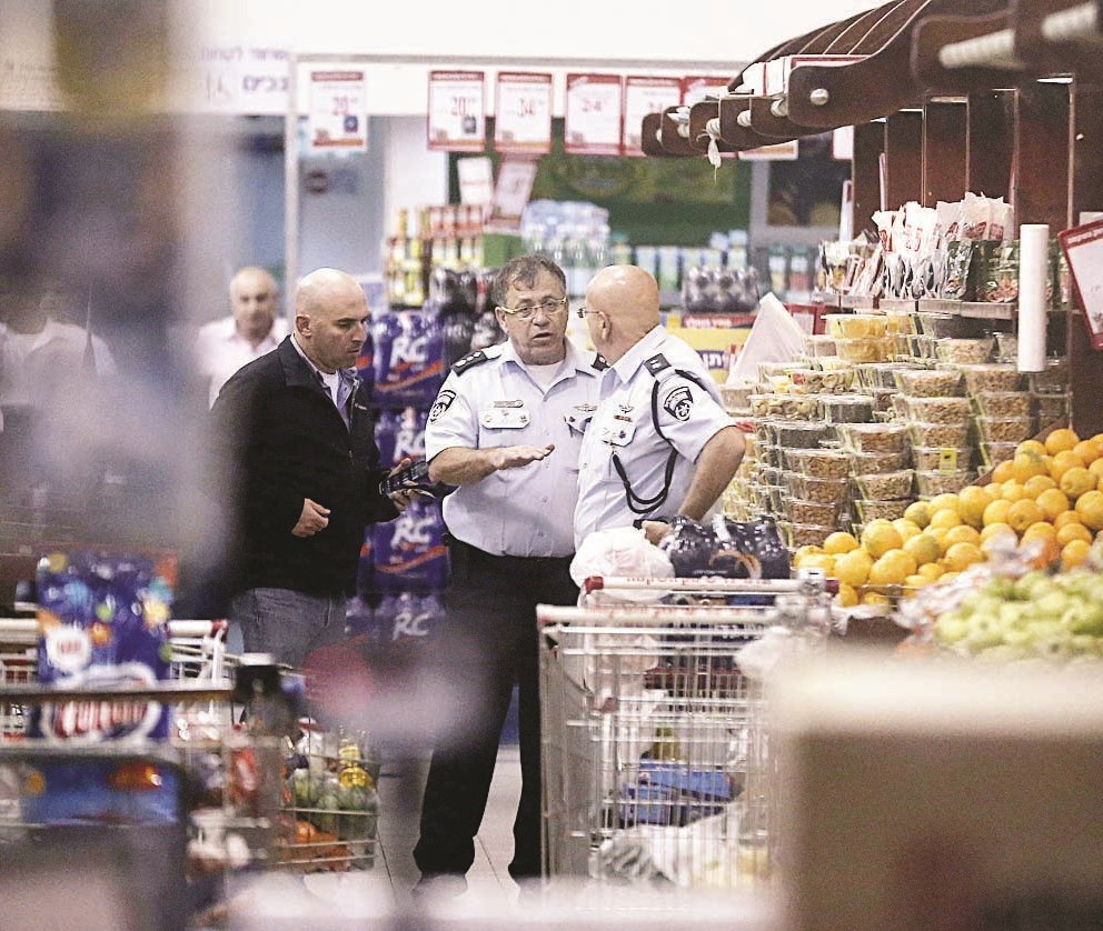 u0636u0628u0627u0637 u0645u0646 u0627u0644u0634u0631u0637u0629 u0627u0644u0627u0633u0631u0627u0626u064au0644u064au0629 u062fu0627u062eu0644 u0645u062au062cu0631 u0628u0639u062f u0637u0639u0646 u0641u062au0649 u0641u0644u0633u0637u064au0646u064a u0645u0633u062au0648u0637u0646u064au0646 u0641u064a u0627u0644u0642u062fu0633 u0644u064au0644 u0627u0648u0644 u0645u0646 u0627u0645u0633 (u0627 u0641 u0628)