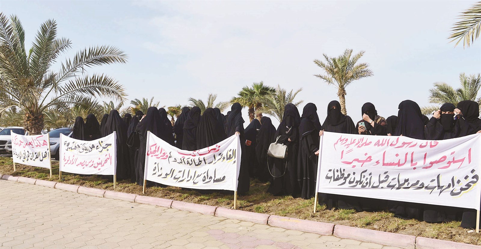 الموظفات المعتصمات أمام مجلس الأمة أمس