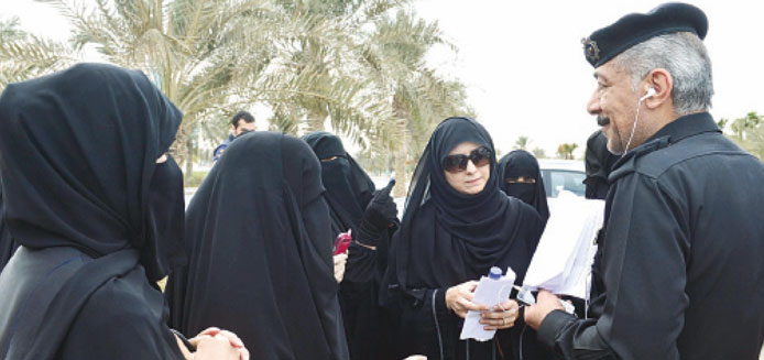 ... ويسلّمن مطالبهن لأحد الضباط