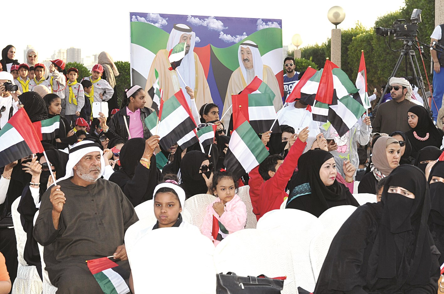 أعلام الإمارات ترتفع فوق رؤوس الحاضرين  (تصوير نور هنداوي)