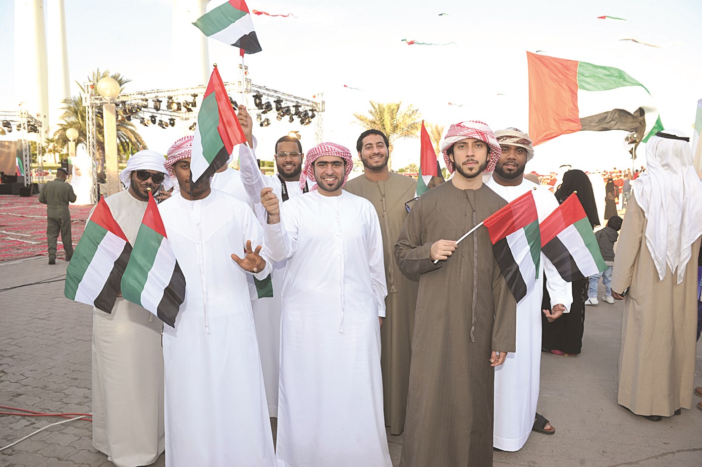 شباب إماراتيون يحتفلون بعيد بلادهم